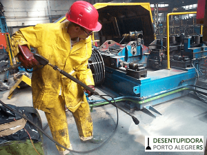 Prolongue a vida útil dos equipamentos com uma limpeza industrial